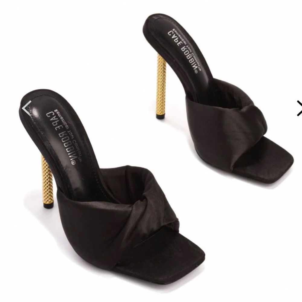 NWB Black and gold mule heels 🖤